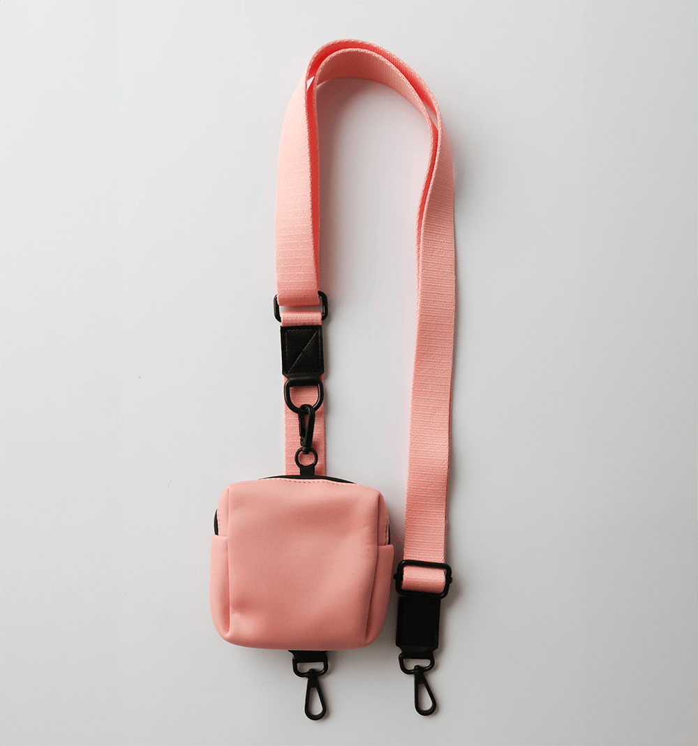 Pink shoulder strap for settle mats – stylish and practical for dog owners. Removable pink treat pouch.