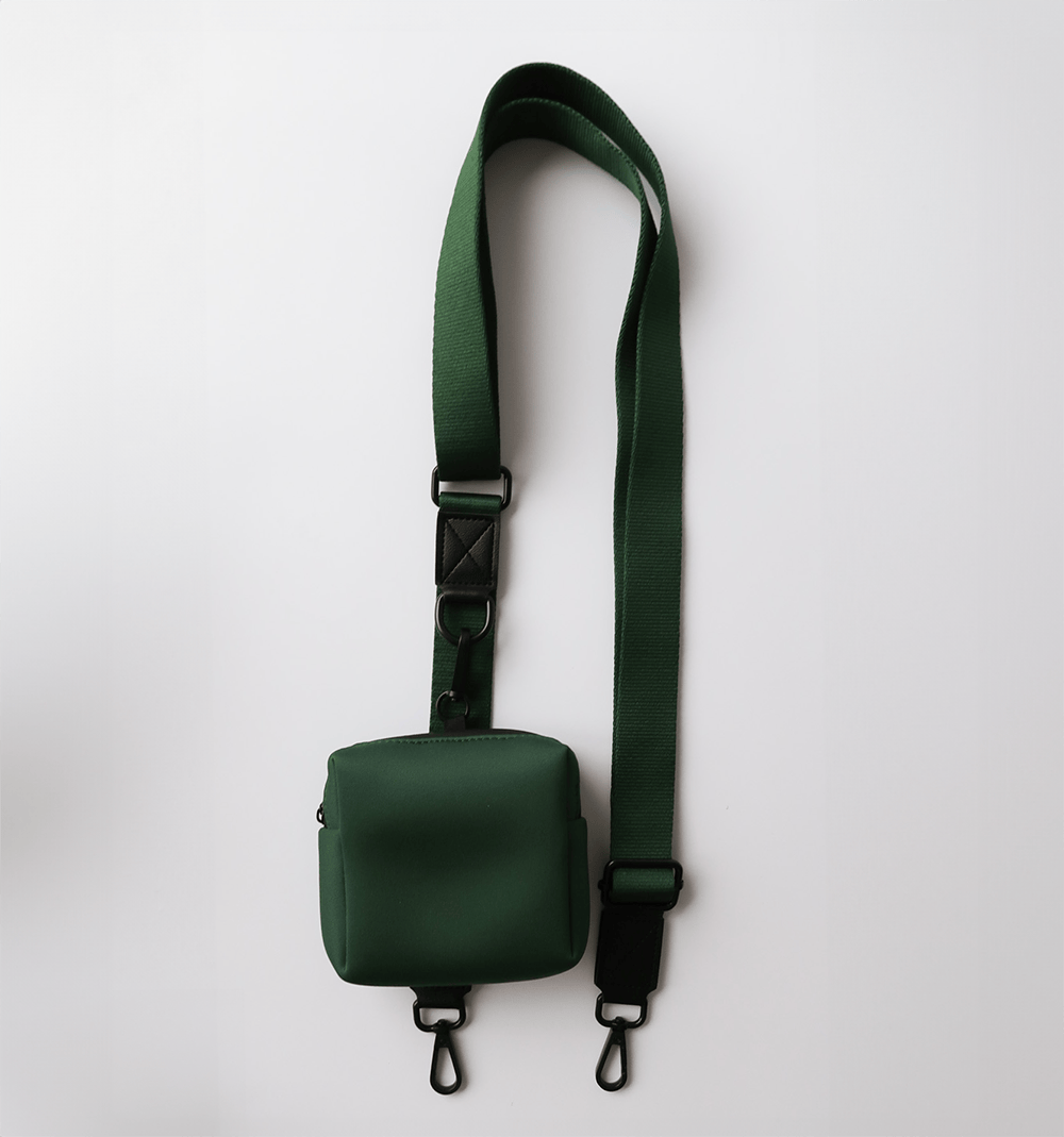 Dark green adjustable strap for settle mat setup – ideal for training sessions. Dark green treat pouch upgrade for settle training – compact and functional. 