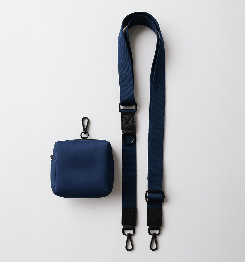 Adjustable shoulder strap for settle mat in navy – 3cm wide, 96-155cm adjustable length. Navy shoulder strap and treat pouch. 